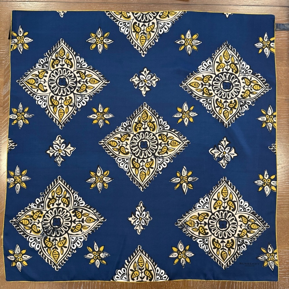 Authantic Burberry Blue and Yellow Floral Silk Scarf 34x34 inches Carre